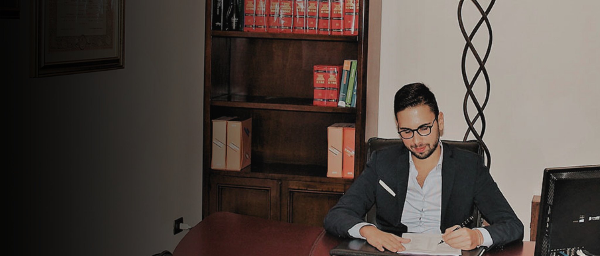 Un professionista dello Studio Caputo alla scrivania